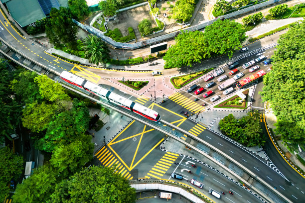 吉隆坡高架轨道上的单轨列车图片下载