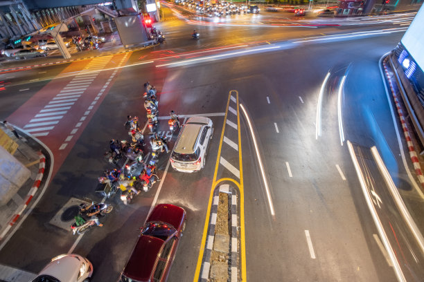 曼谷夜间繁忙的街道图片下载