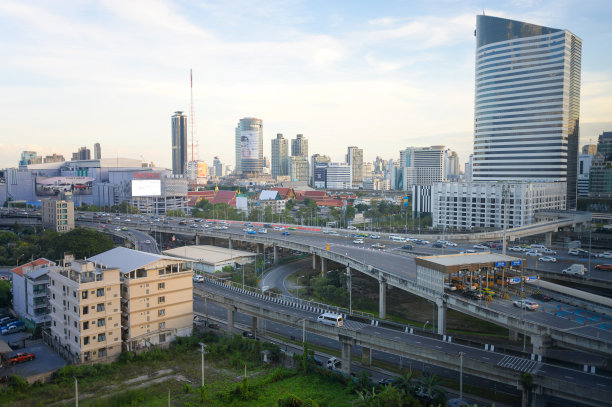 繁忙的城市街道交通堵塞在圣诞节和新年庆祝活动图片下载