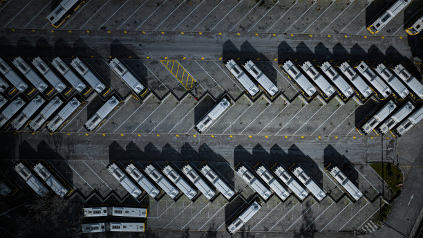 里斯本一个公园的商业交通巴士航拍图片图片下载