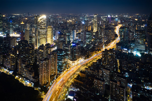 夜间上海市区高架路上繁忙的交通鸟瞰图图片下载