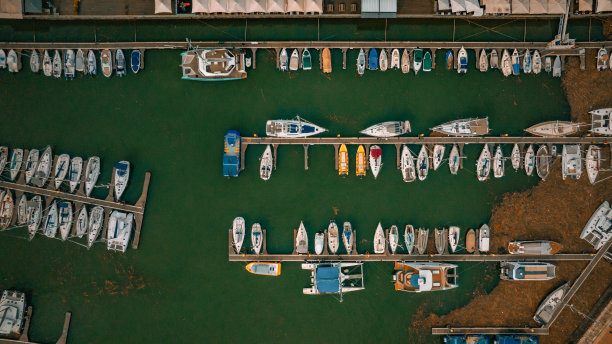 码头与停泊的船只的航拍图像图片下载