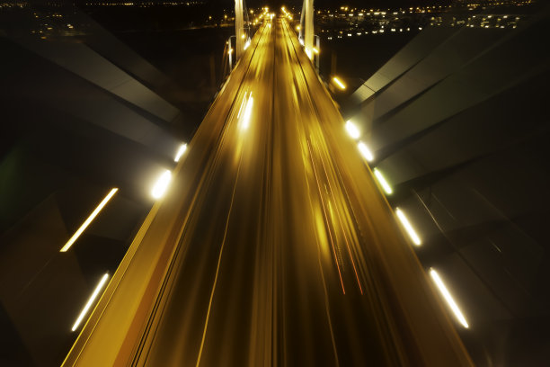 夜晚高速公路的抽象模糊背景图片下载