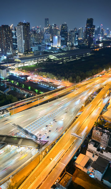 拥挤的汽车在街道道路的摩天大楼视图在makkasan曼谷泰国图片下载