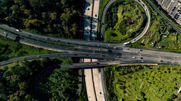 从高速公路和与其他目的地的不同连接处俯瞰里斯本的航拍图像图片下载