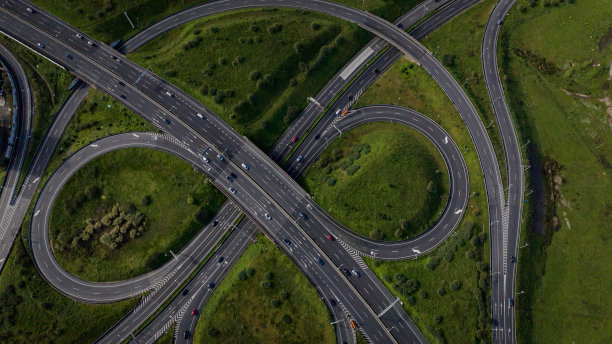 从高速公路和与其他目的地的不同连接处俯瞰里斯本的航拍图像图片下载