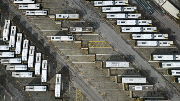 里斯本一个公园的商业交通巴士航拍图片图片下载