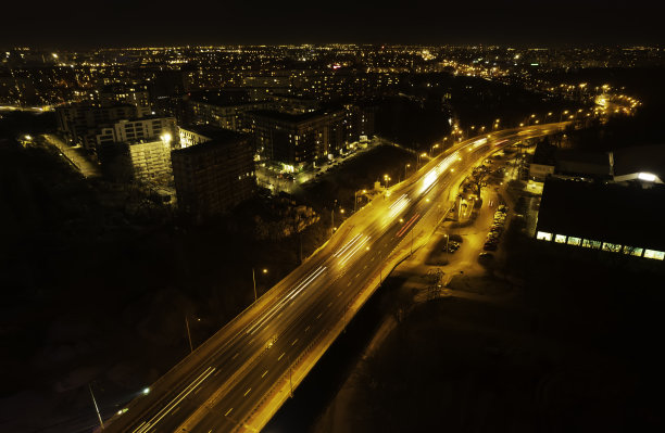 夜晚高速公路的抽象模糊背景图片下载