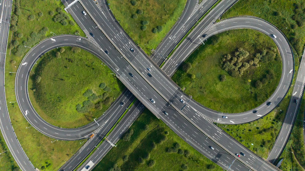 从高速公路和与其他目的地的不同连接处俯瞰里斯本的航拍图像图片下载