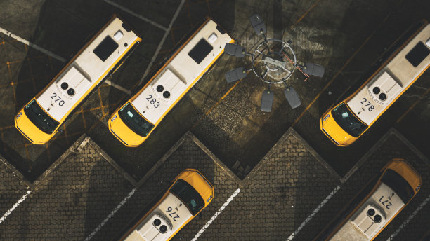 里斯本一个公园的商业交通巴士航拍图片图片下载