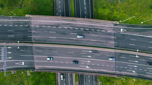 从高速公路和与其他目的地的不同连接处俯瞰里斯本的航拍图像图片下载