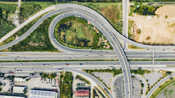 大型公路立交鸟瞰图。图片下载