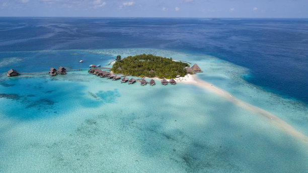 从蓝绿色的海面俯瞰马尔代夫岛图片下载