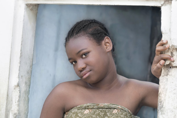 年轻的非洲裔女孩在家门口，撅着嘴，12岁，照片图片下载