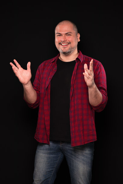 一个巴西男人的肖像，张开双臂，露出手掌，穿着红色衬衫和蓝色牛仔裤-彩色照片-巴西图片下载