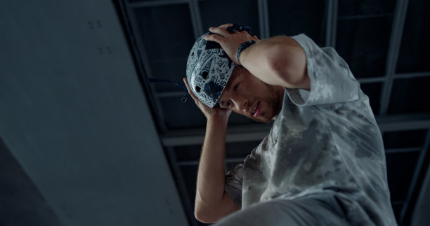 在轮滑公园前，运动少年戴上安全帽。图片下载