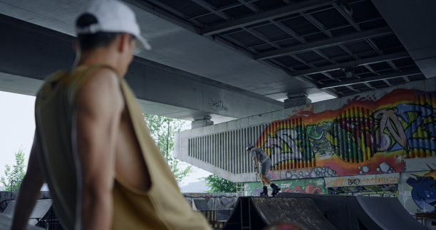 运动少年休息后，在滑板公园与涂鸦滑板训练图片下载