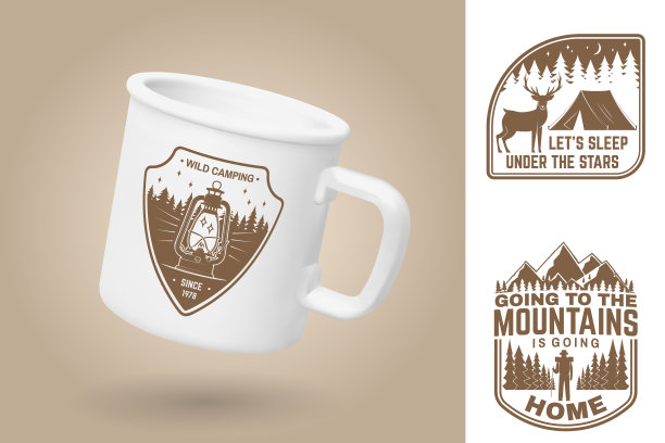 白色野营杯。现实的马克杯模型模板与样本设计。矢量三维插图。野外露营。夏令营。关于露营与山，徒步旅行者，灯笼，鹿，帐篷和森林剪影报价。图片下载