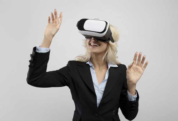 业务和技术。年轻的女商人戴着VR头盔，在浅灰色背景上体验虚拟现实图片下载