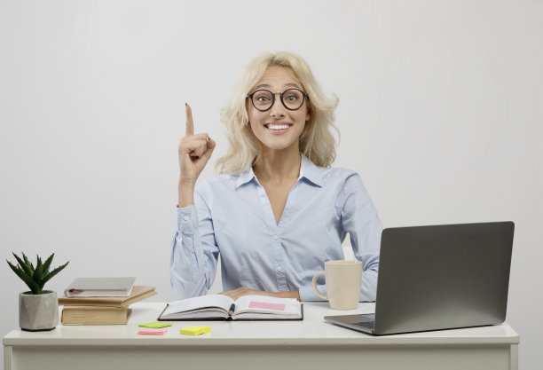 年轻的女上班族有创意的想法，手势尤里卡在浅灰色工作室背景工作场所图片下载