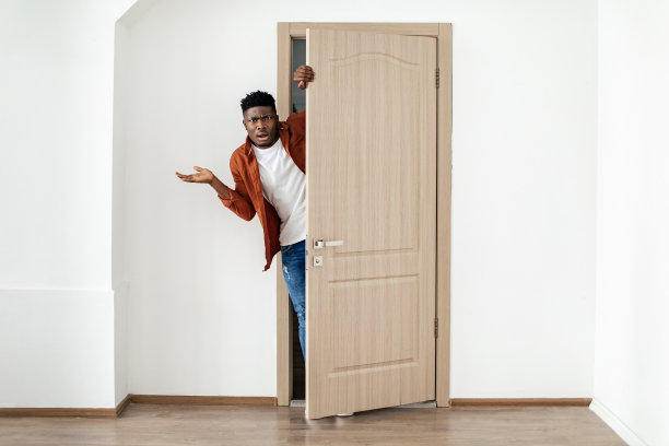 不高兴的黑人在家里开门表达不满图片下载