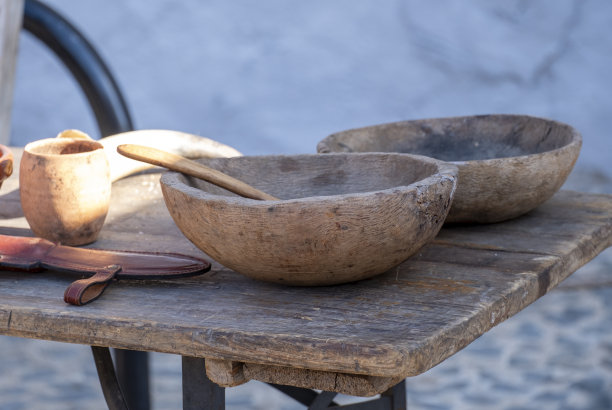 中世纪节日表演，历史表演。中世纪生活的武器、盔甲、器皿和物品。图片下载