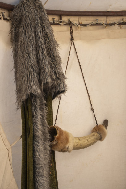 中世纪节日表演，历史表演。中世纪生活的武器、盔甲、器皿和物品。图片下载