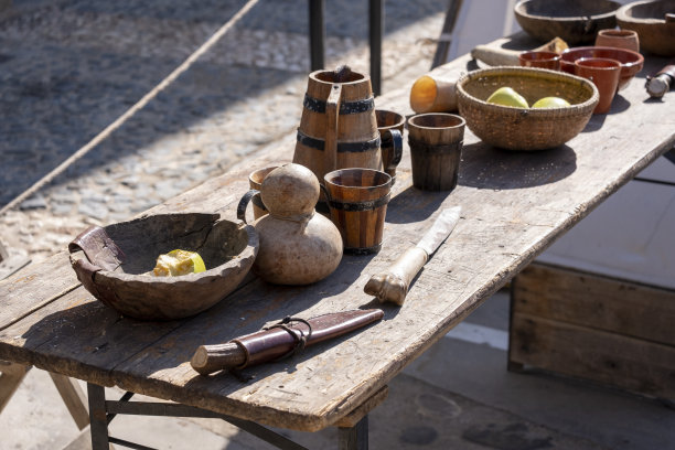 中世纪节日表演，历史表演。中世纪生活的武器、盔甲、器皿和物品。图片下载