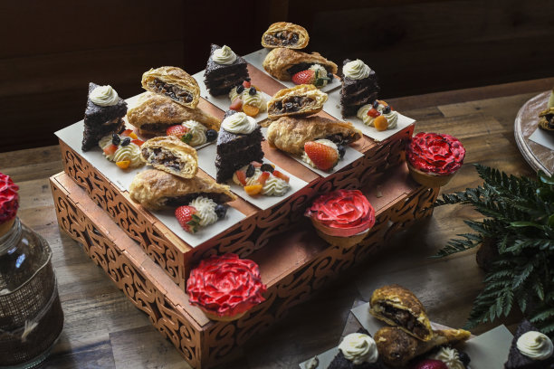 近距离的什锦蛋糕在木箱上的木桌。图片下载