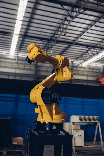 新一代机械臂准备在生产线上工作。用于工业工厂生产线的新型机械臂。机械臂机械手在工厂。工业自动化技术。图片下载