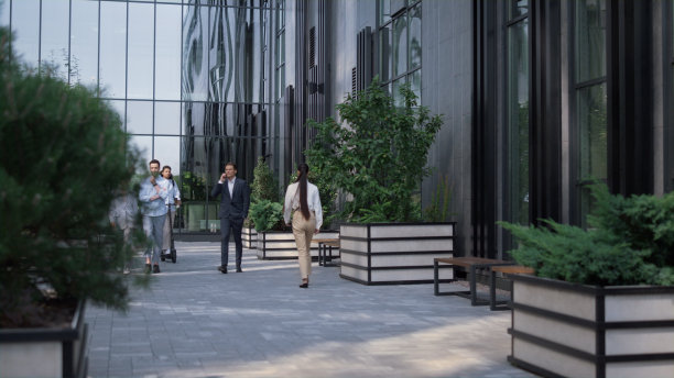 年轻的女商人骑电动在办公楼早上。城市机动性图片下载