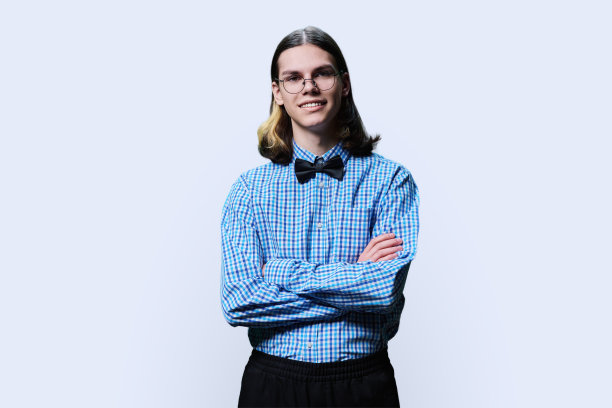 自信的年轻男性在灯光背景下交叉双臂摆姿势图片下载