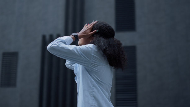 压力大的女商人在户外哭泣。不开心沮丧的女人。图片下载