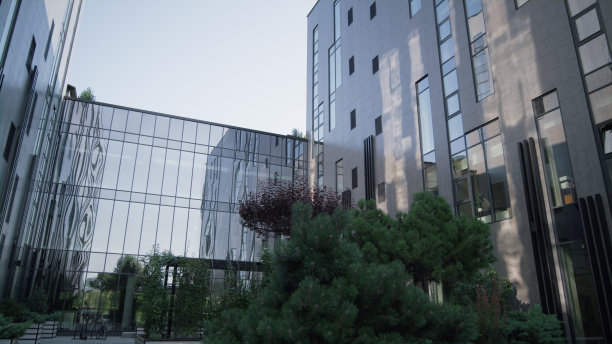 晨光下的现代办公楼立面。未来的架构。图片下载