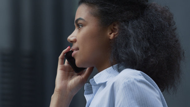 快乐的女人说手机户外特写。面试内容经理图片下载