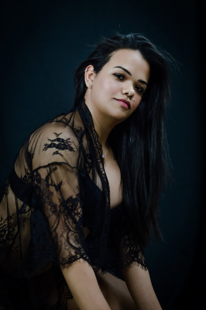 一个美丽的年轻的巴西女人在内衣的肖像图片下载