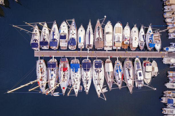 停泊在港口的船只鸟瞰图图片下载