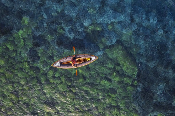 人在皮艇上水晶翡翠水图片下载