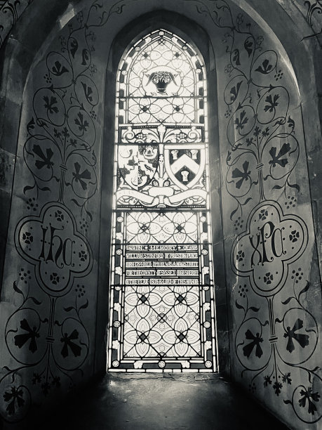 从教堂窗户透进来的光线图片下载