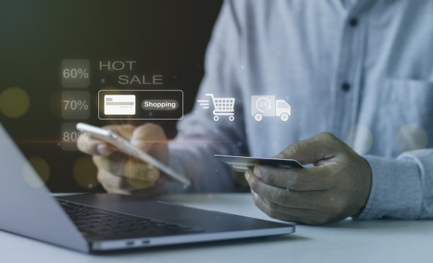 男子双手使用智能手机和笔记本电脑进行网上购物，带有商业电子商务和手推车图标，技术网上购物商业概念，互联网网上商店网店。图片下载