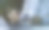 男子双手使用智能手机和笔记本电脑进行网上购物，带有商业电子商务和手推车图标，技术网上购物商业概念，互联网网上商店网店。图片下载