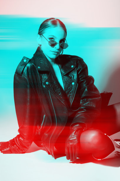 女性工作室肖像黑色朋克皮夹克，太阳镜和没有胸罩在RGB颜色分裂效果风格图片下载