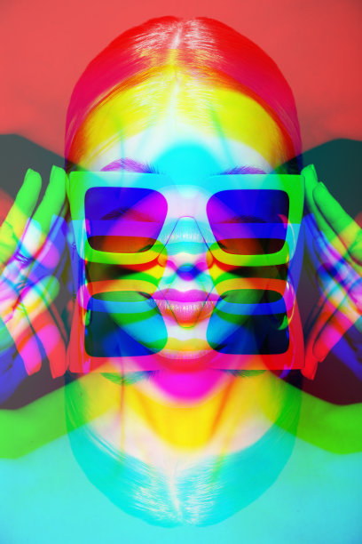 女性肖像与经典发型，大复古太阳镜和耳环在RGB颜色分裂效果风格图片下载