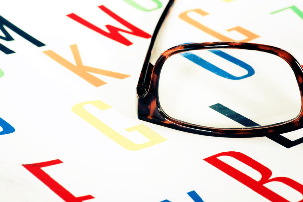 一副以彩色字母为背景的眼镜图片下载