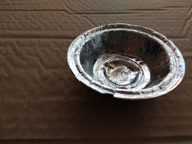 纸板或牛皮纸带走食物容器孤立在肮脏的背景，俯视图，环保的一次性盘子，杯子和餐具。回收概念，印度街头小吃盘图片下载