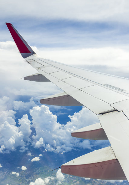 傍晚从飞机窗口看天空图片下载