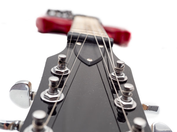 白色背景下的红色电吉他。乐器吉他。图片下载