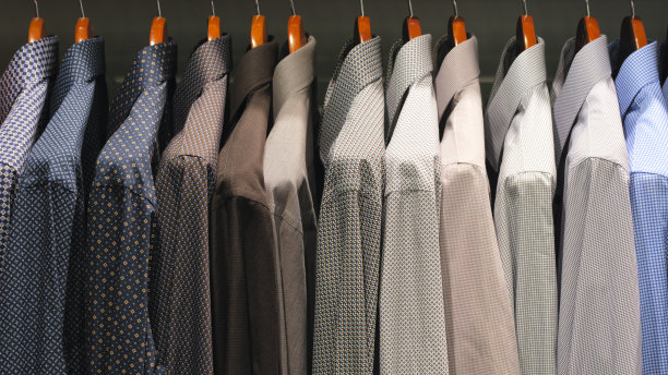 布衣架与衬衫，男人的特写照片，衣架上的衬衫图片下载