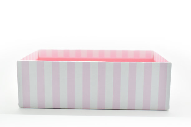 打开白色背景上漂亮的粉色纸盒图片下载