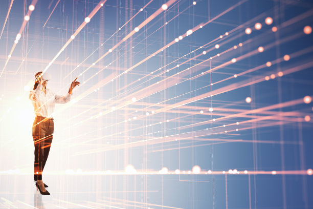 Metaverse，虚拟现实和数字商业概念，女性在VR谷歌触摸抽象界面与发光的投影光束在蓝色背景图片下载